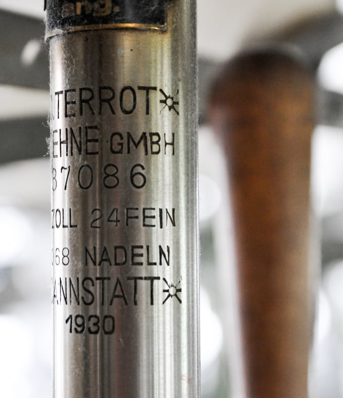 Merz b.Schwanen - 206 - LONG SLEEVE HENLEY NECK - RUBY RED