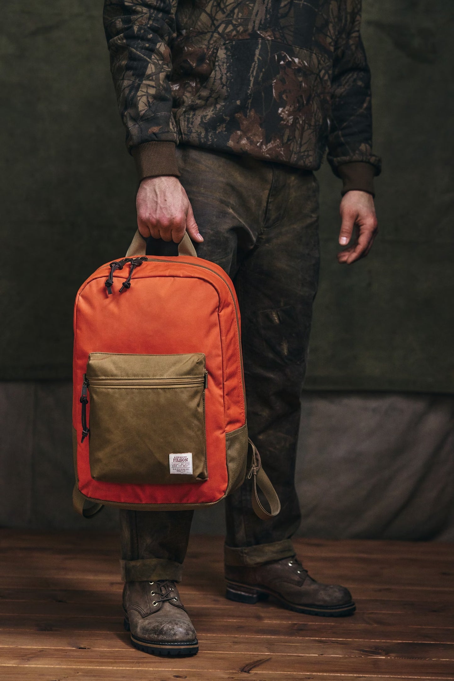 FILSON - SURVEYOR 25L BACK PACK - DARK TAN / FLAME