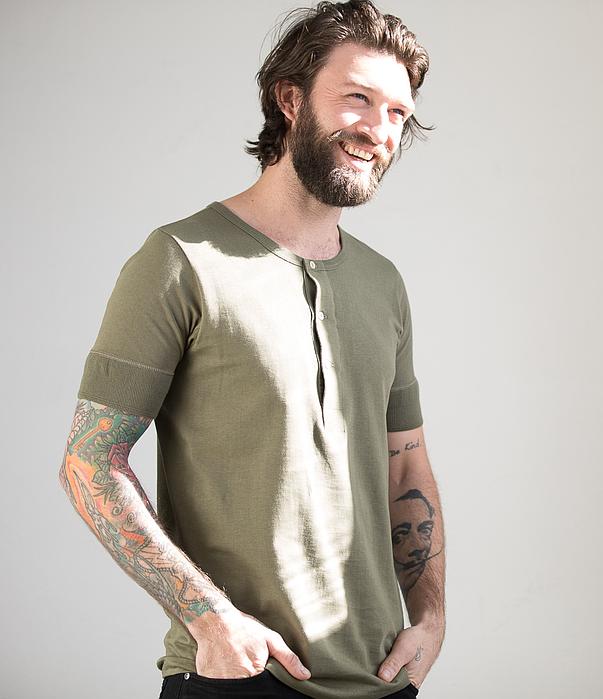 Merz b.Schwanen - 207 LOOPWHEELED HENLEY 7.2OZ CLASSIC FIT - ARMY